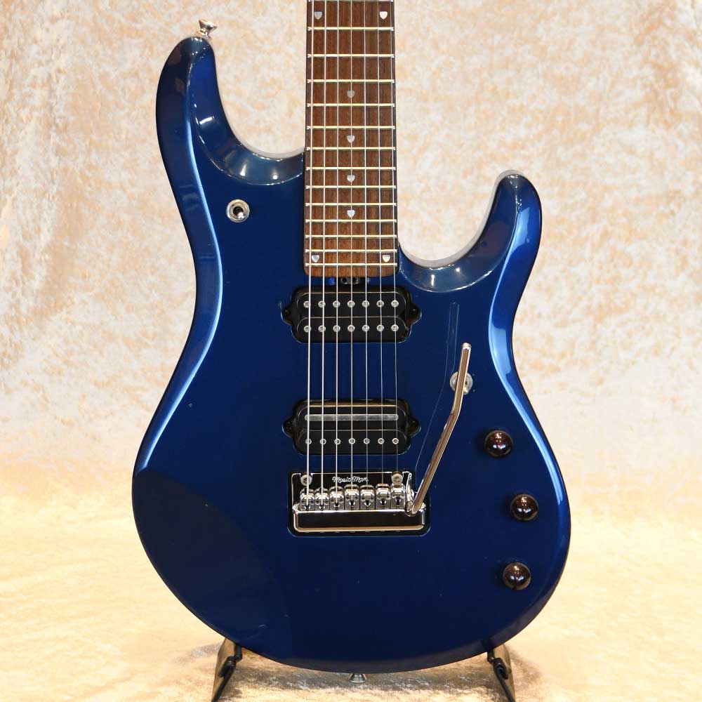 JP7